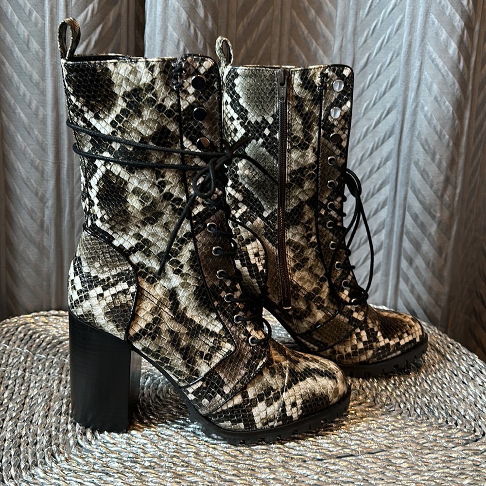 Like new Dolce Vita Ayleen snakeskin lace up zip up boots size 9.5 snake skin - Picture 4 of 15
